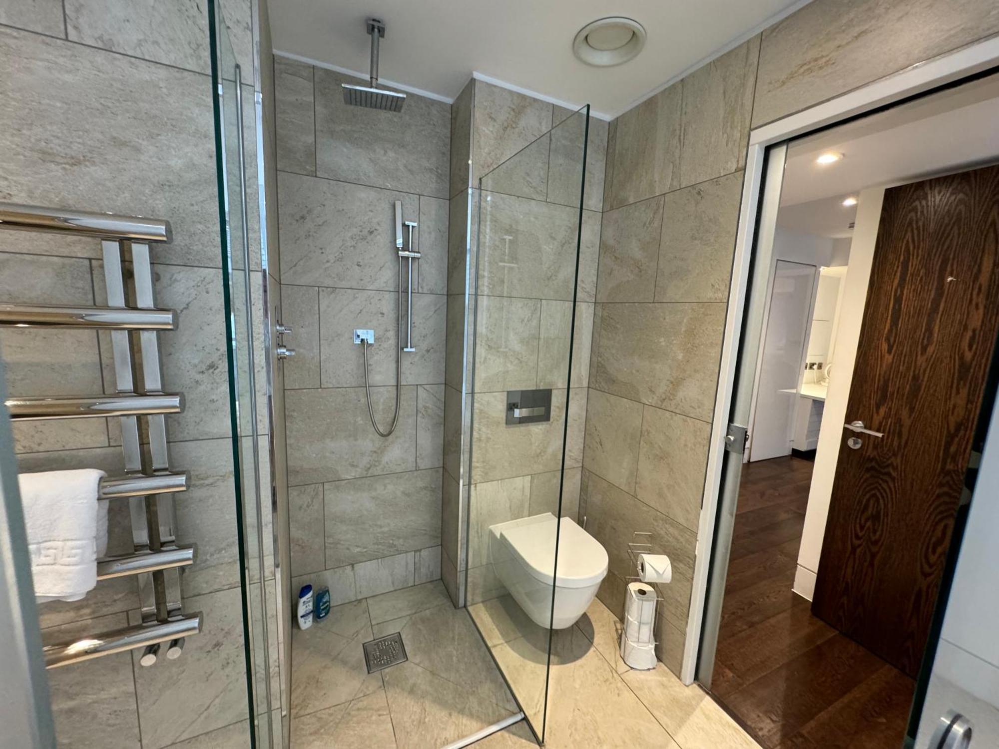 Beautiful Newly Renovated 2 Bed In Bank Apartment