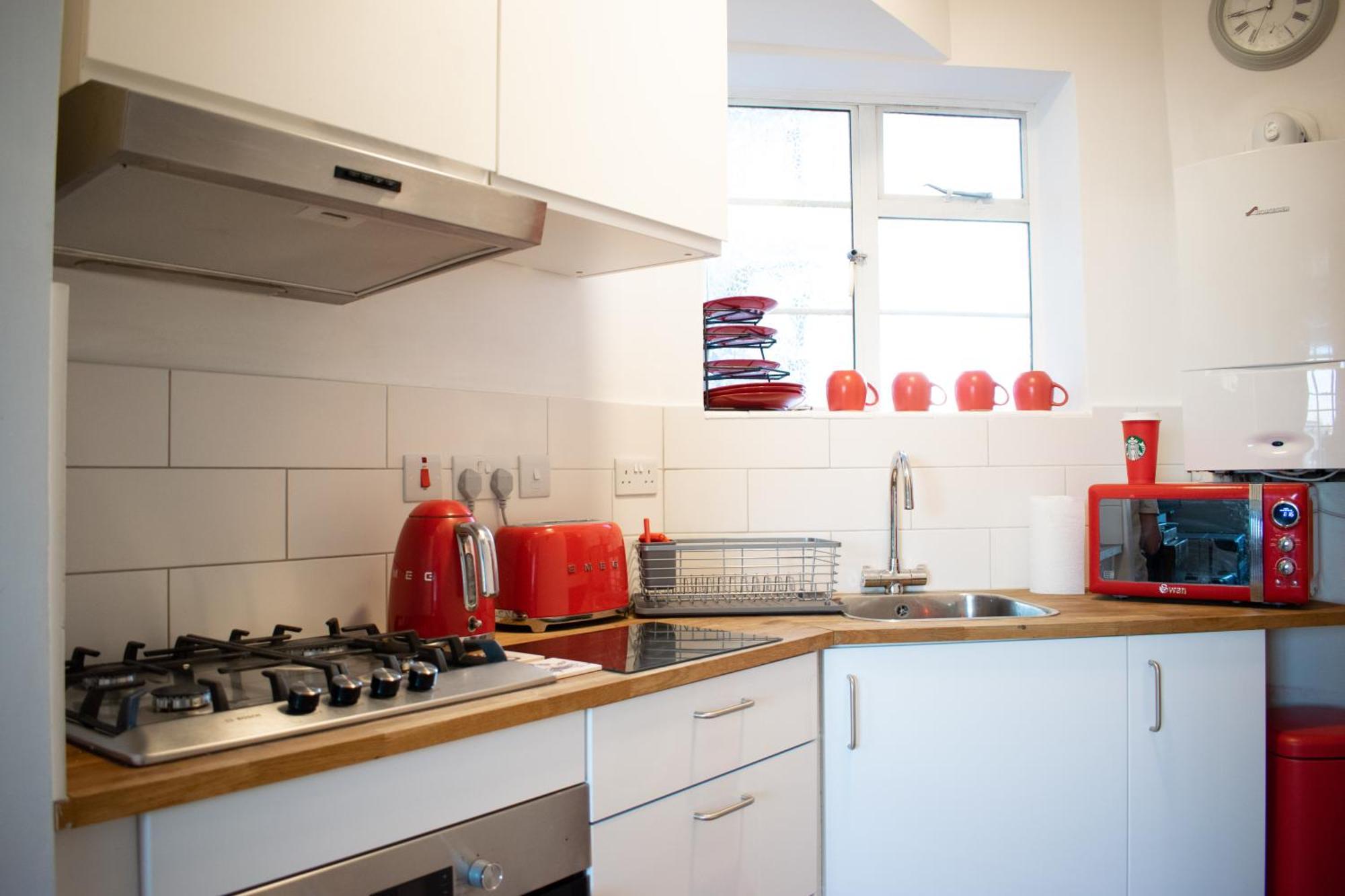 Beautifully Decorated Contemporary 2 Bedroom Flat *