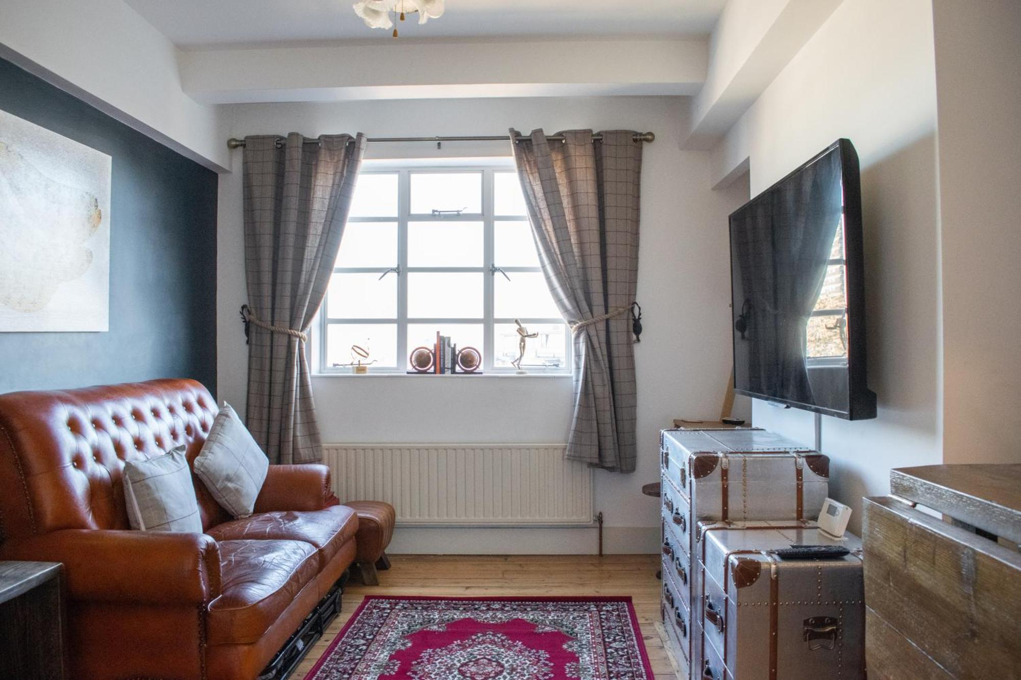 Beautifully Decorated Contemporary 2 Bedroom Flat *