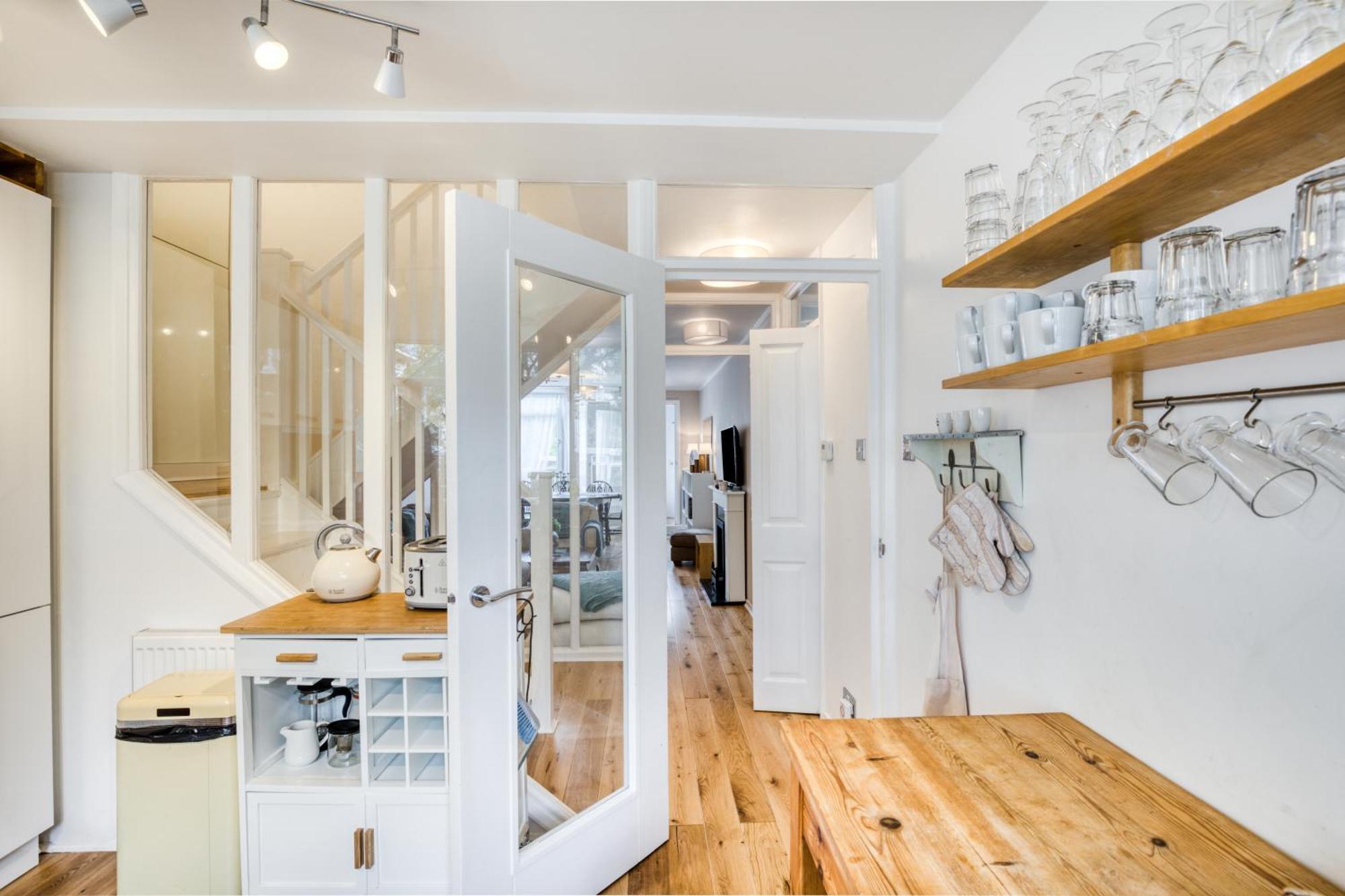 Homely 4 Bedroom House In Brixton Apartment