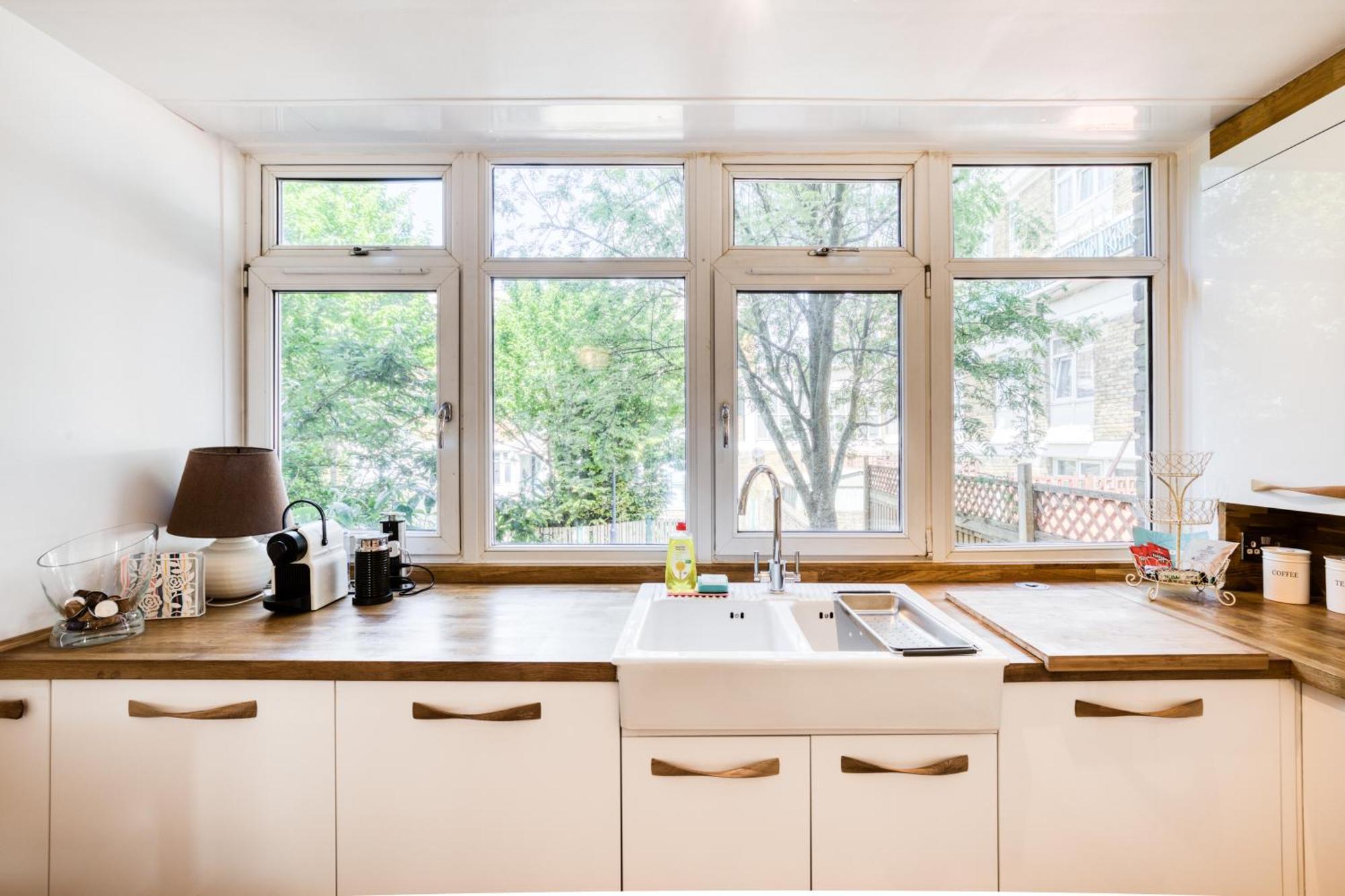 Homely 4 Bedroom House In Brixton Apartment