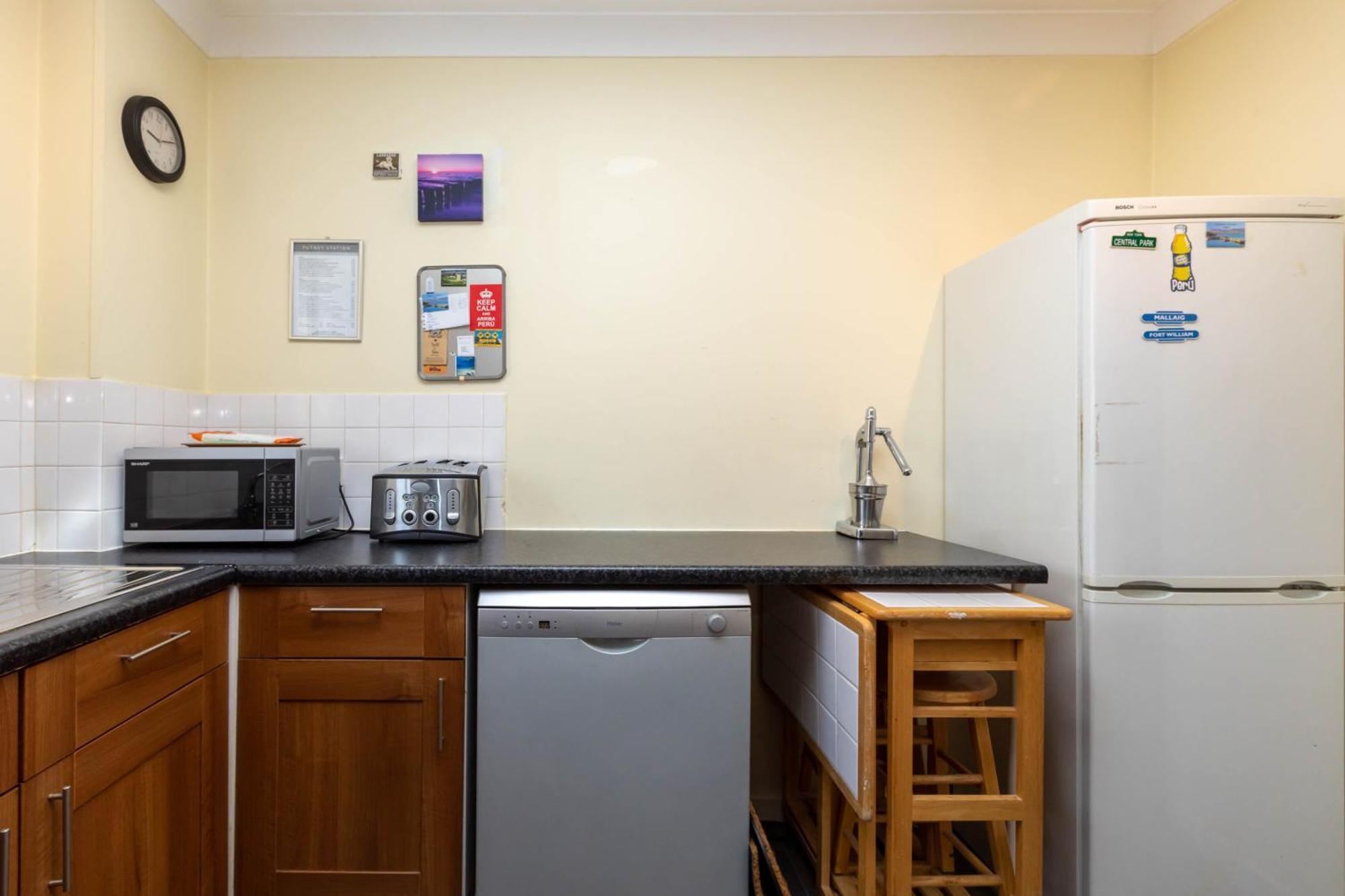 Homely 1 Bedroom In Beckton With Parking