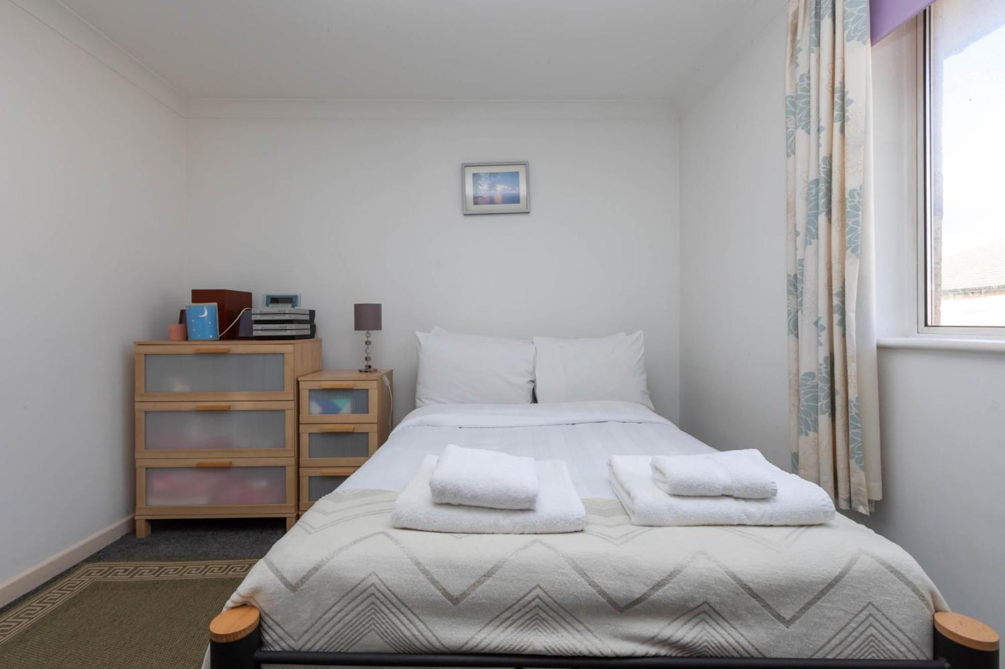 Homely 1 Bedroom In Beckton With Parking Apartment *
