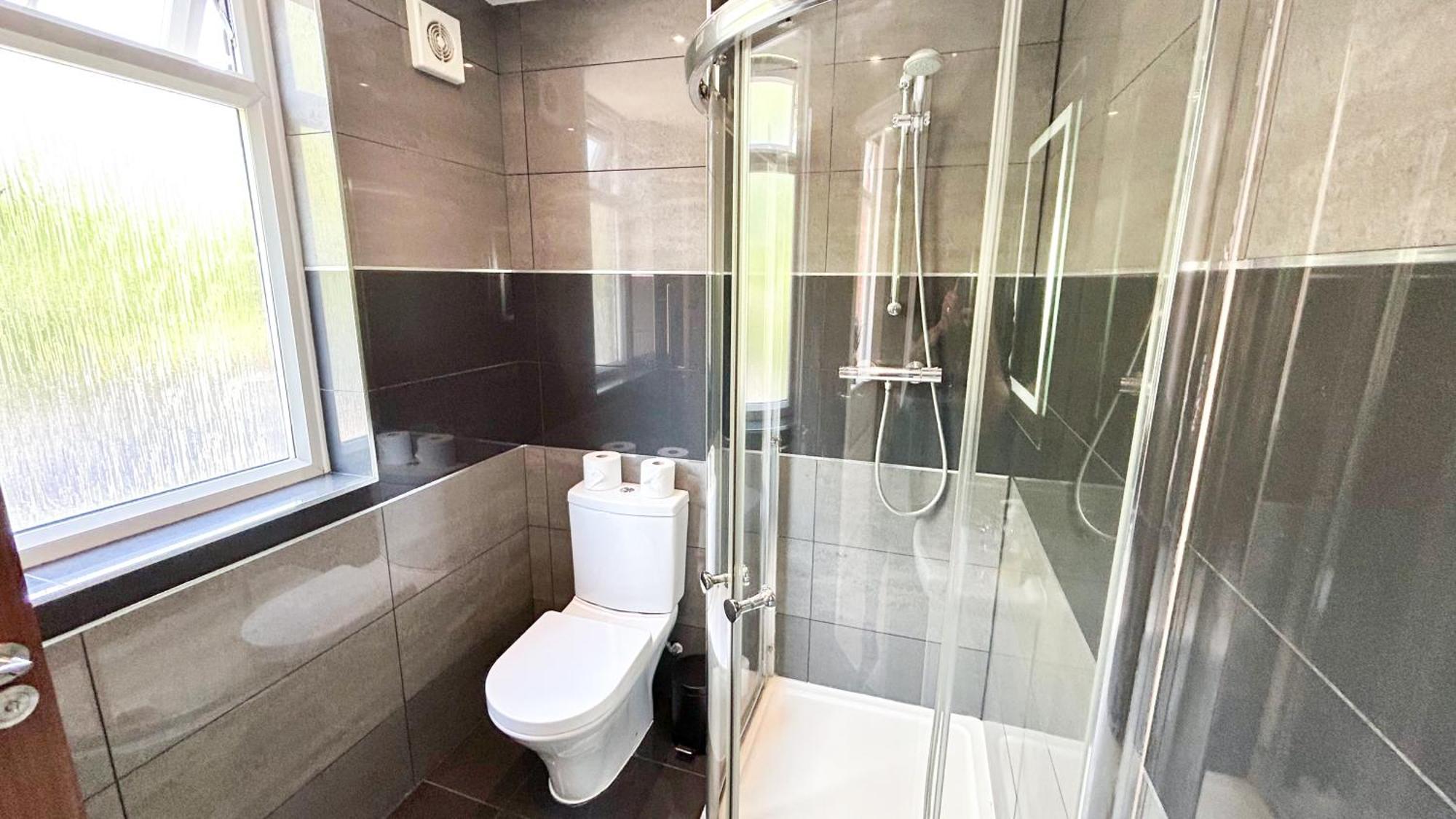 Lovely 4 Bedroom Flat With Ample Garden In Brondesbury, Kilburn Apartment *