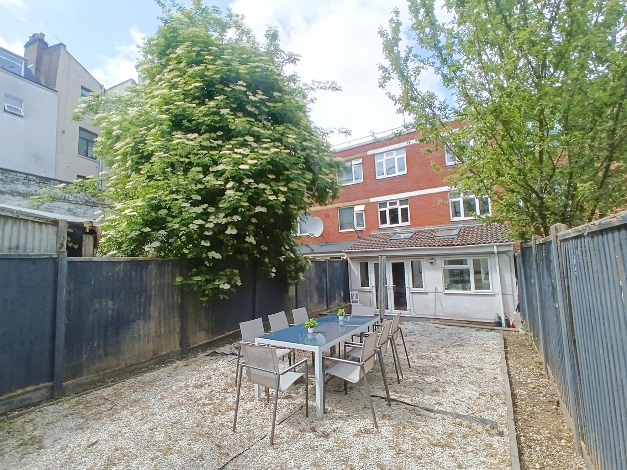 Lovely 4 Bedroom Flat With Ample Garden In Brondesbury, Kilburn Apartment London