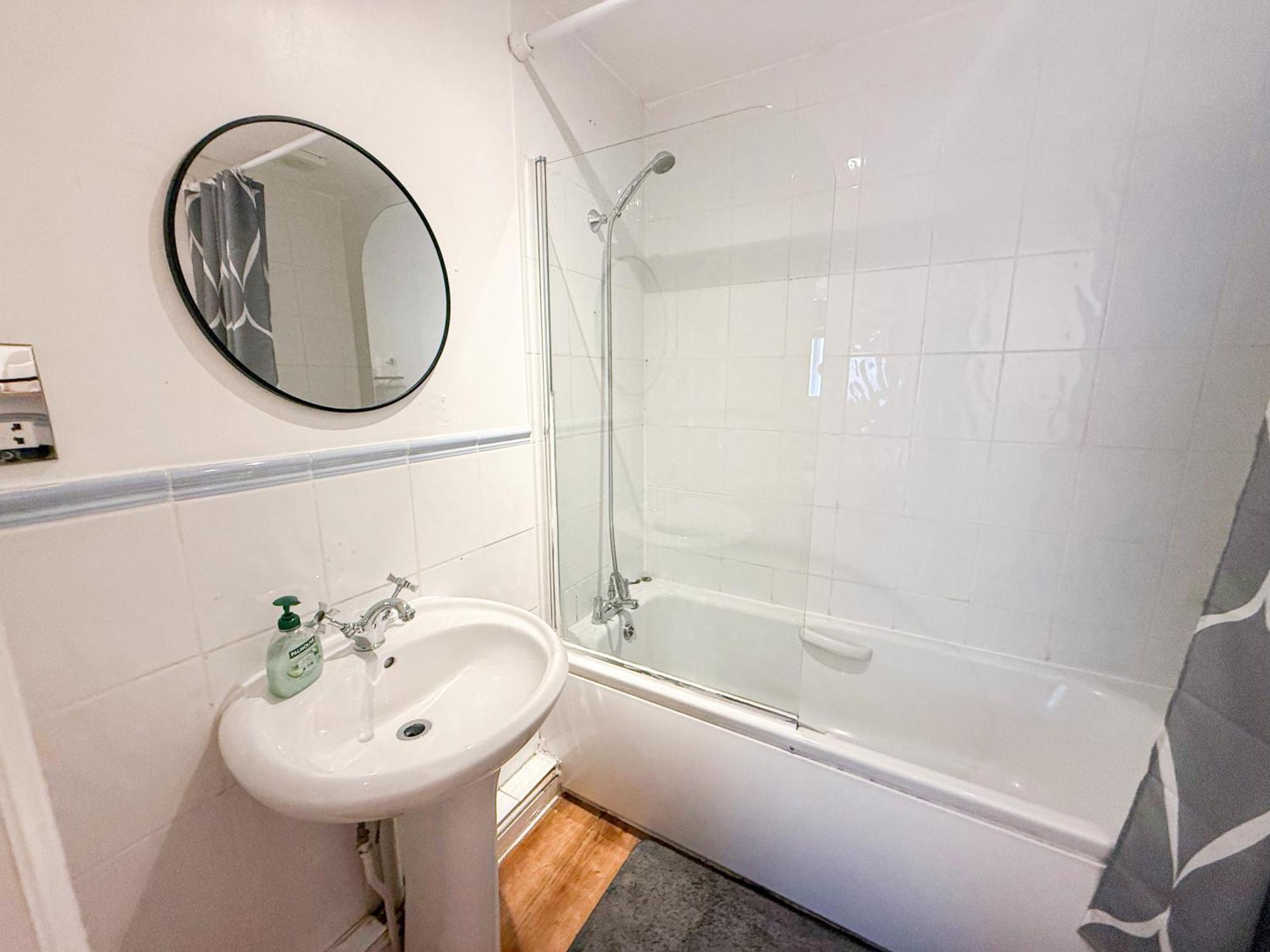 Lovely 1 Bedroom Flat In West Kensington London, Shepherd's Bush Apartment London