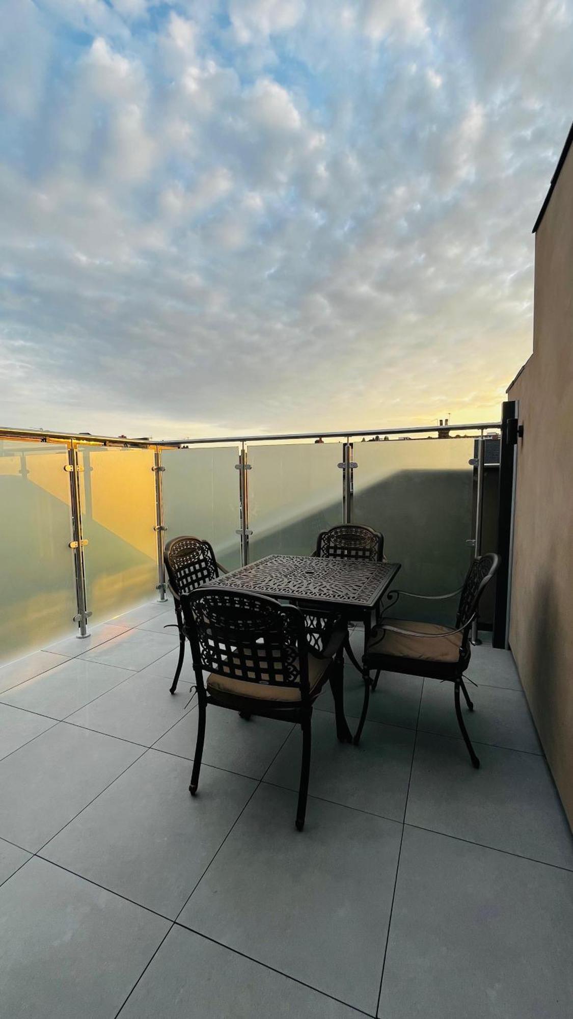 Grass Court Terrace - Walking Distance From Wimbledon Championships Apartment *