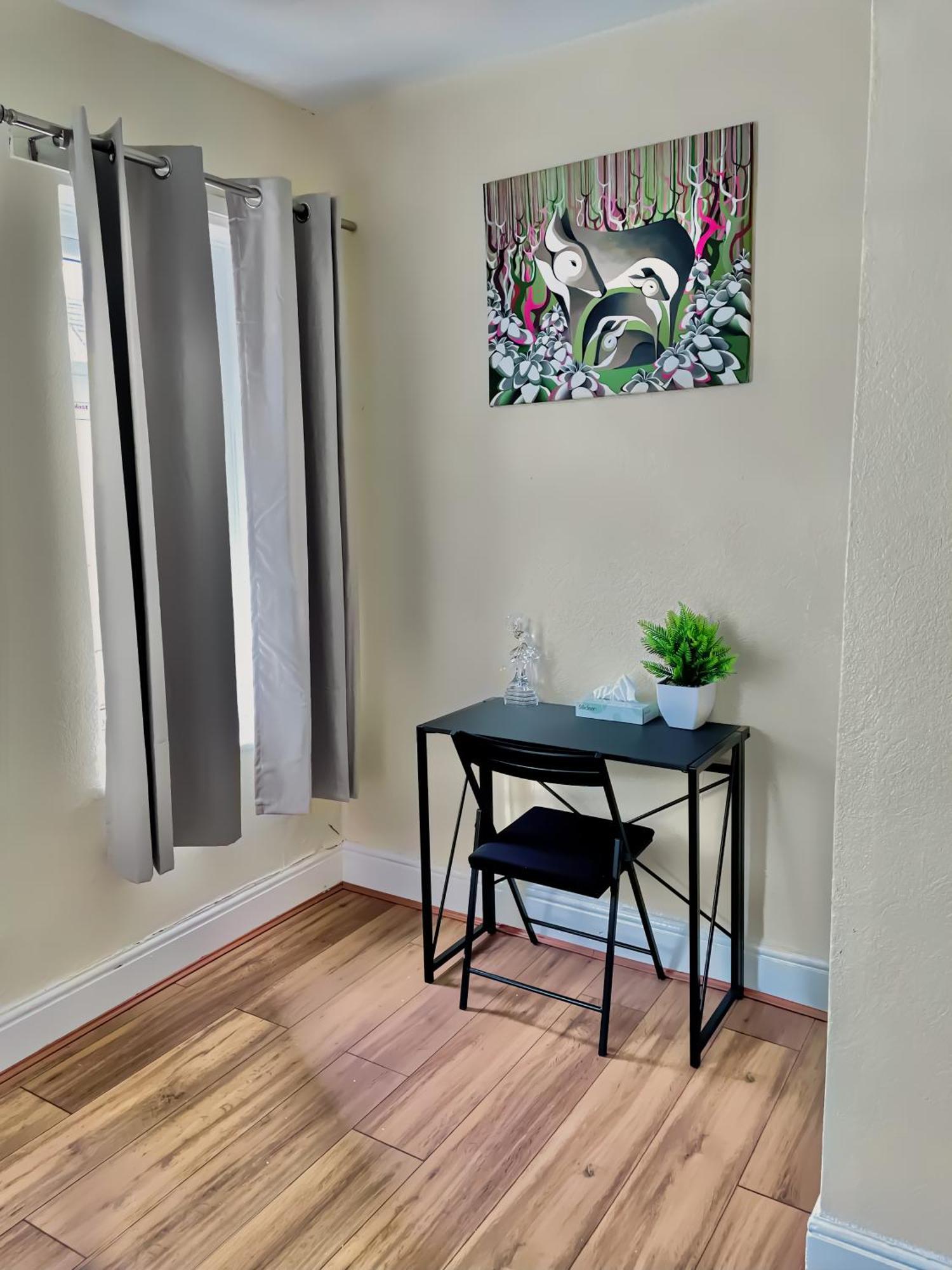 In Plaistow & Free Parking Apartment