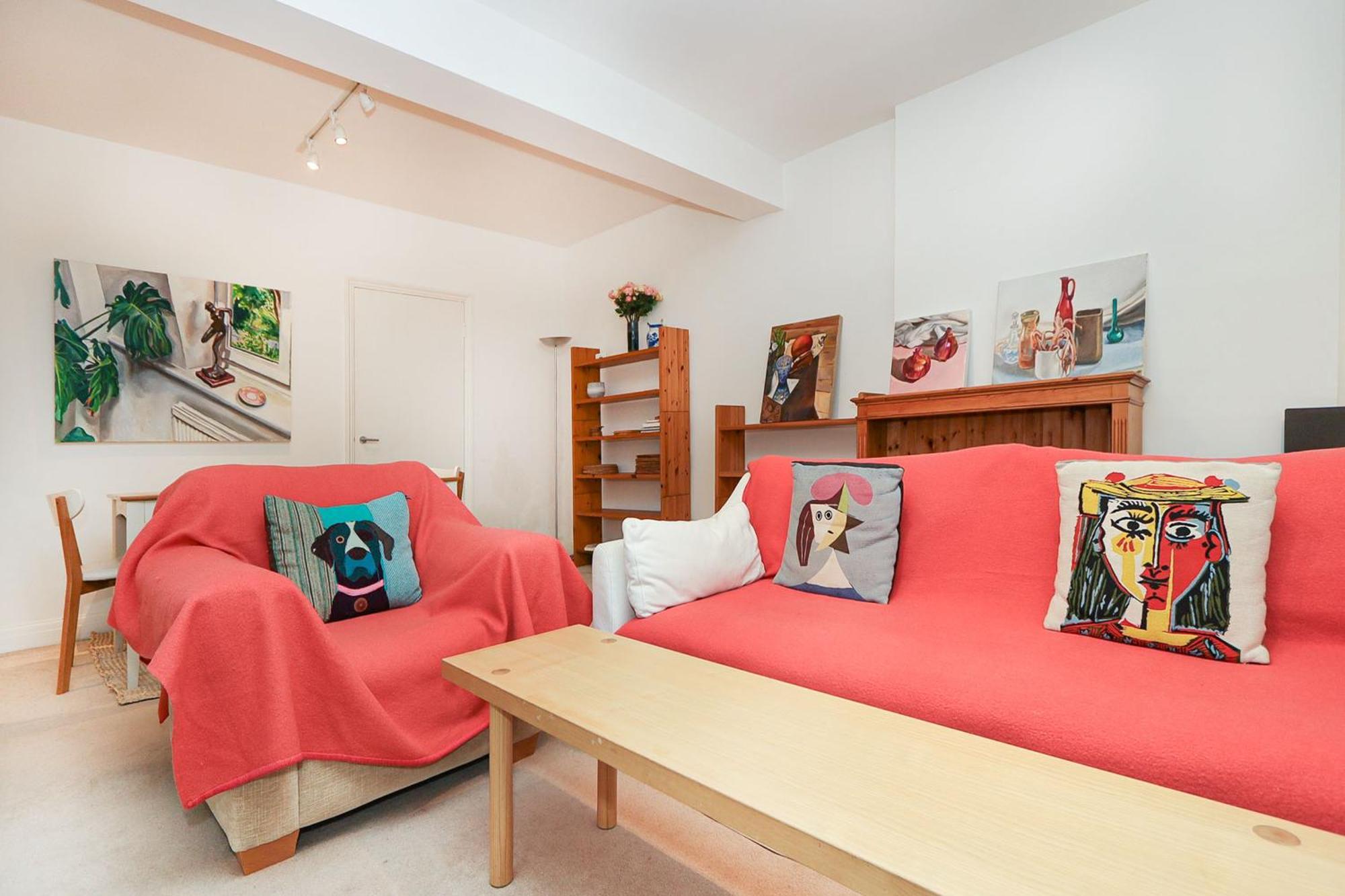Elegant 2-Bedroom Getaway W Terrace & Garden Views Apartment London