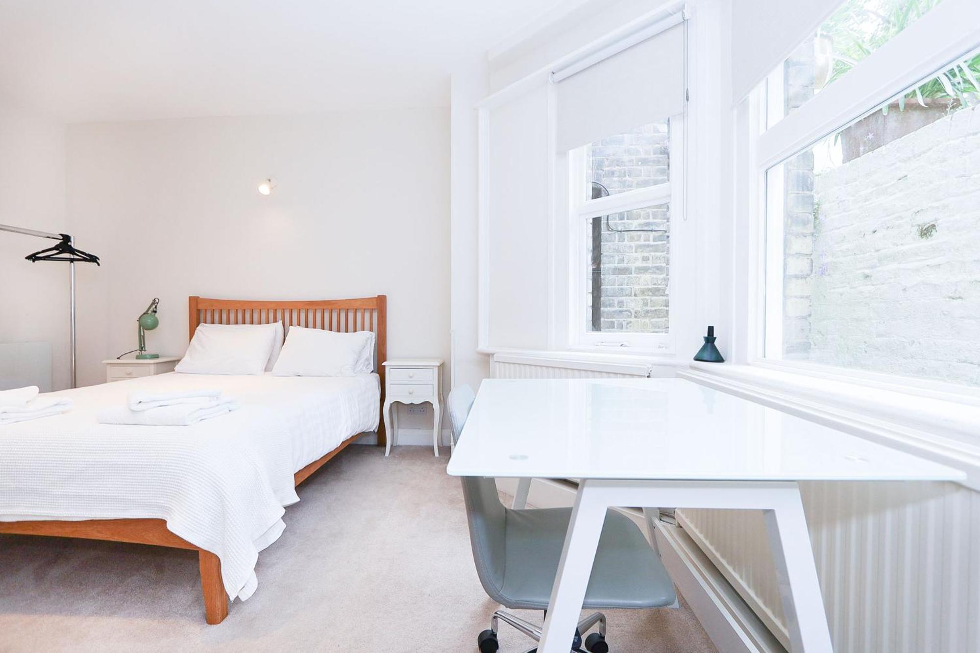 Apartment Elegant 2-Bedroom Getaway W Terrace & Garden Views London