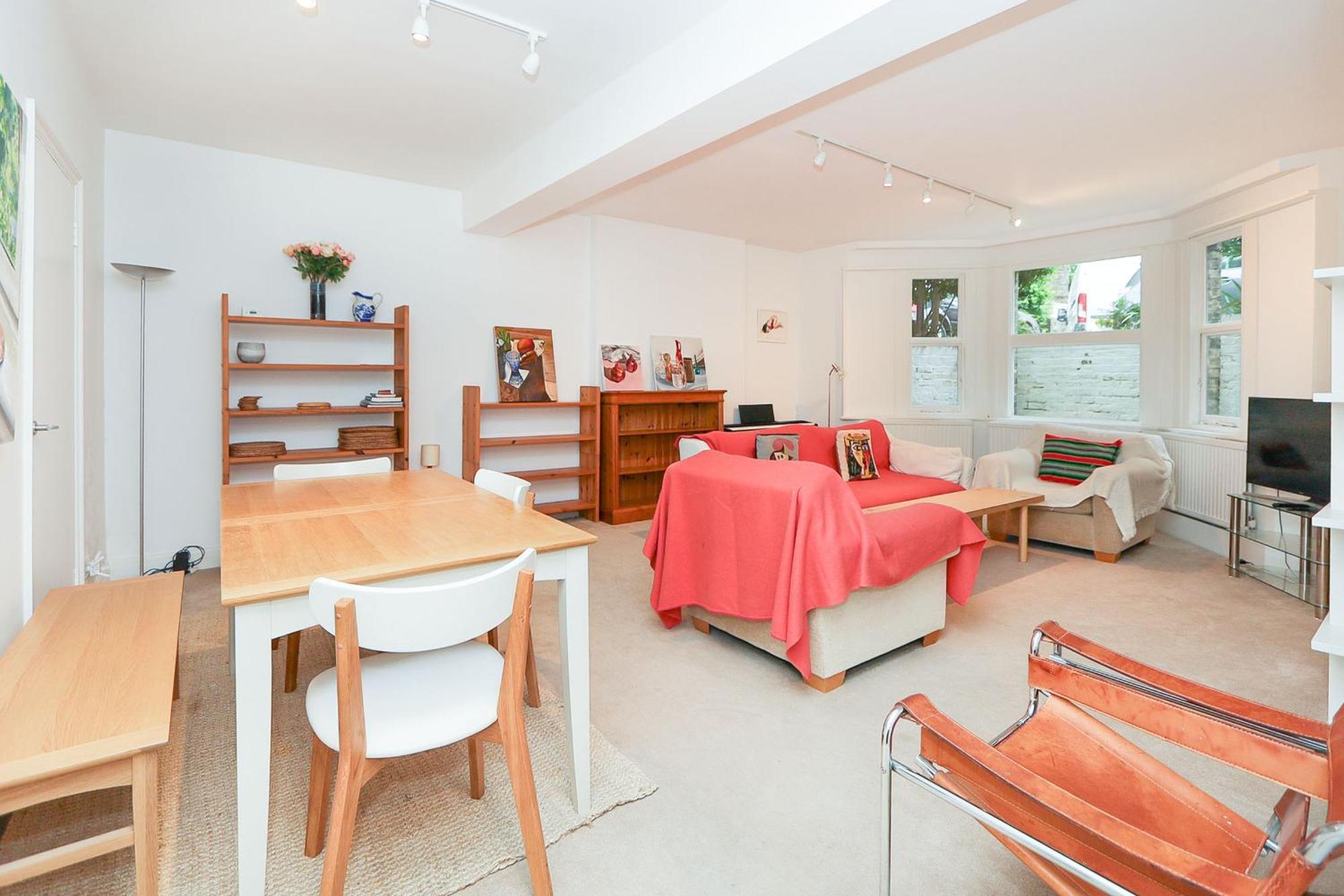 Elegant 2-Bedroom Getaway W Terrace & Garden Views London