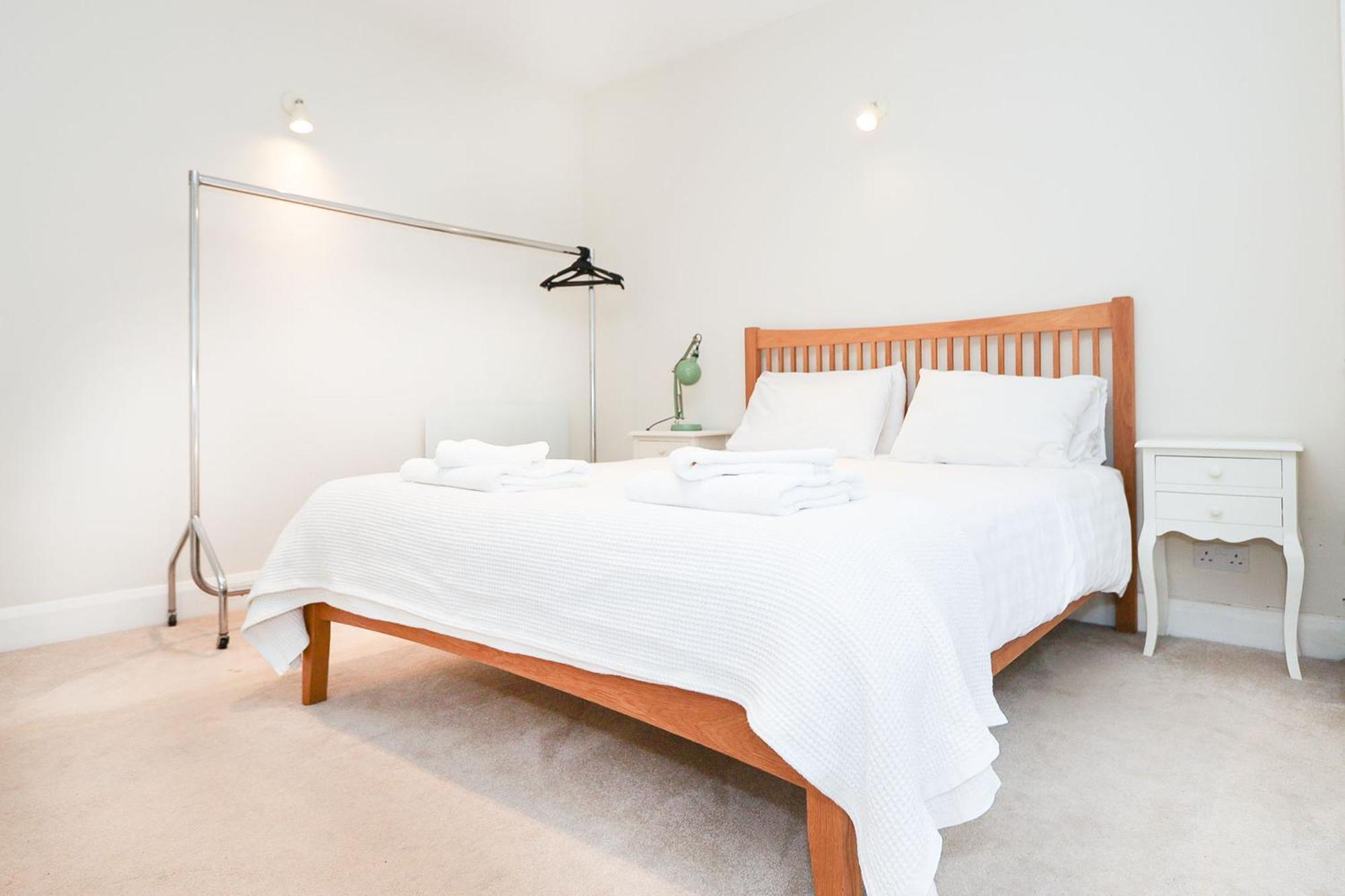 Elegant 2-Bedroom Getaway W Terrace & Garden Views London