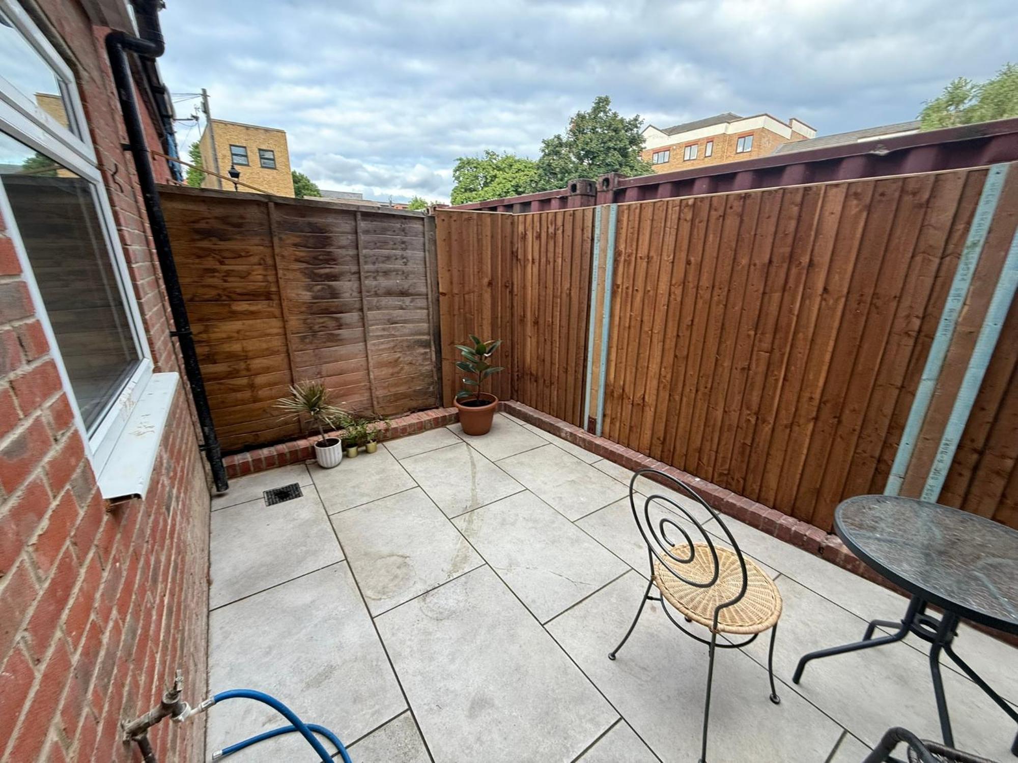 Apartment Bright And Spacious Entire One Bedroom Apartment With Living Room And Private Garden *
