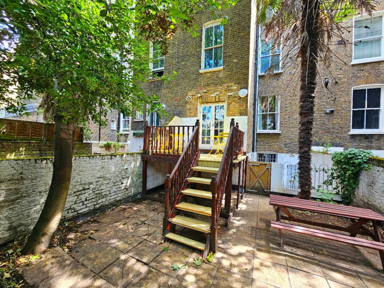 Lovely Ground Floor With High Ceiling And A Private Garden With Deck By Earl's Court Station Apartment London