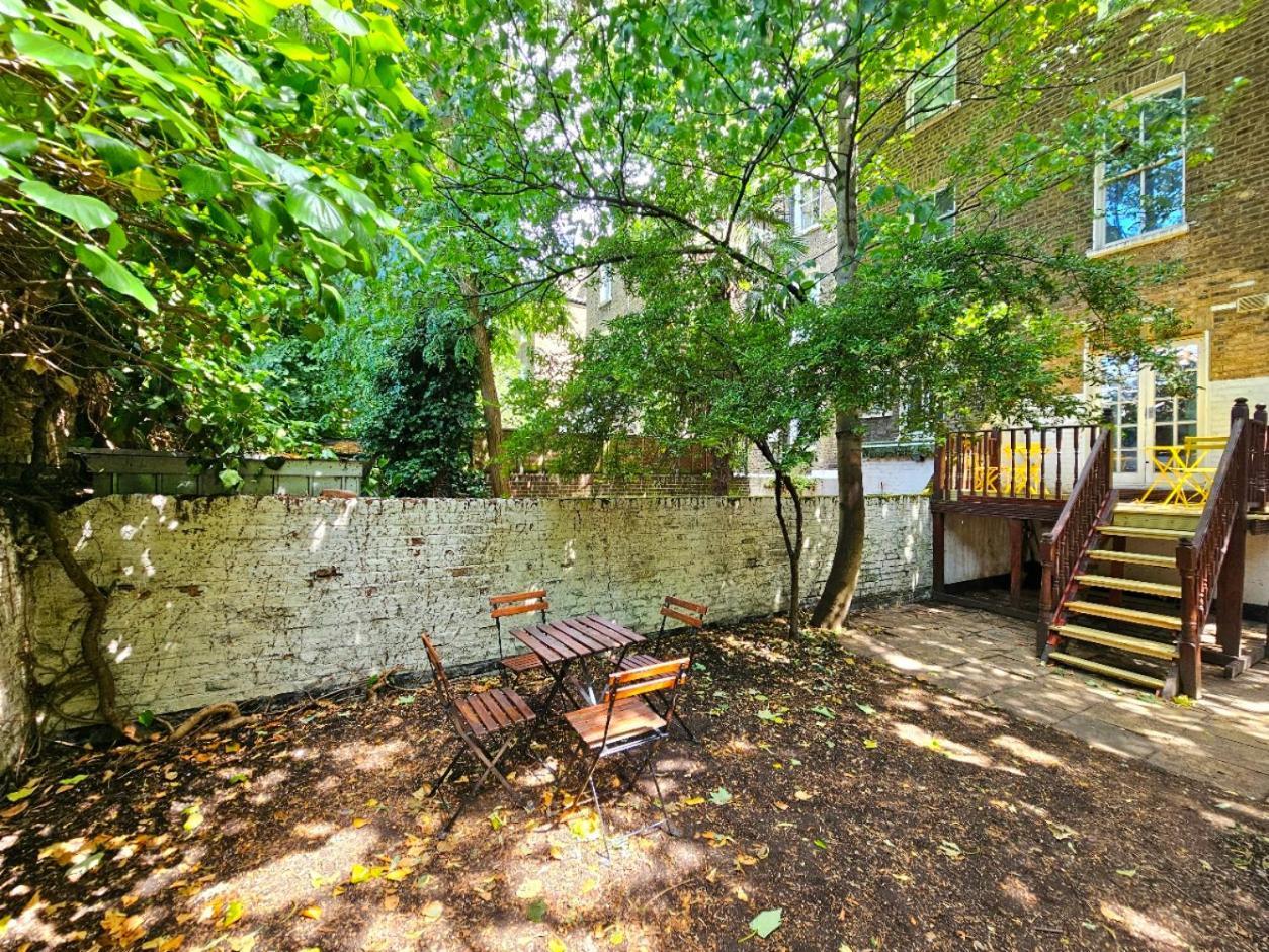 Lovely Ground Floor With High Ceiling And A Private Garden With Deck By Earl's Court Station *
