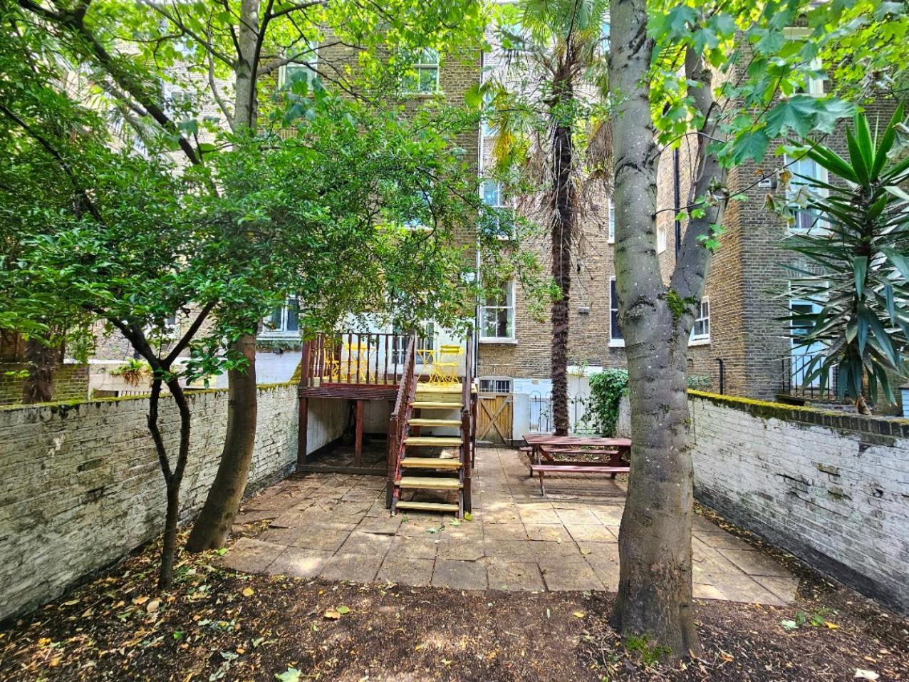 Lovely Ground Floor With High Ceiling And A Private Garden With Deck By Earl's Court Station Apartment