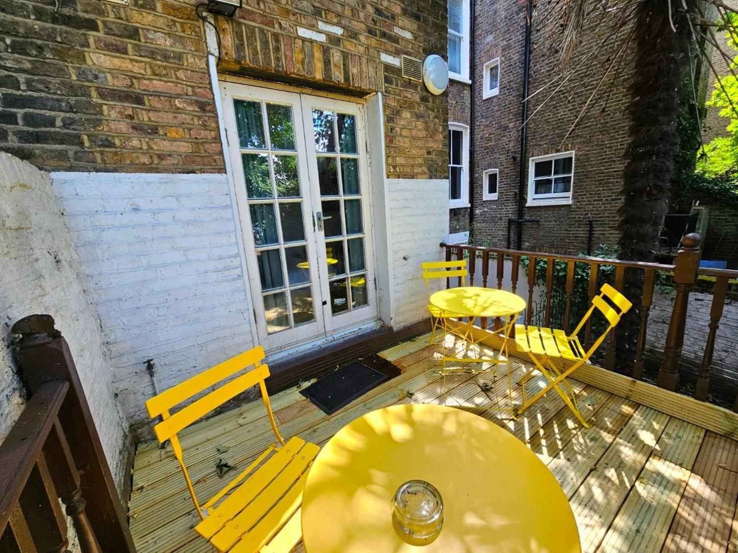 Lovely Ground Floor With High Ceiling And A Private Garden With Deck By Earl's Court Station Apartment