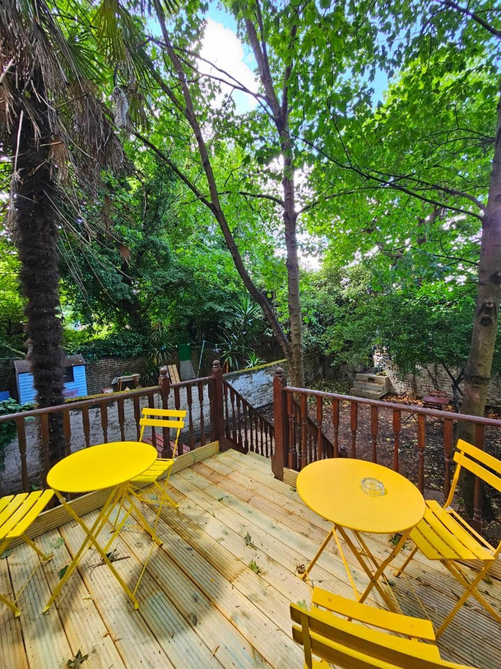 Lovely Ground Floor With High Ceiling And A Private Garden With Deck By Earl's Court Station London