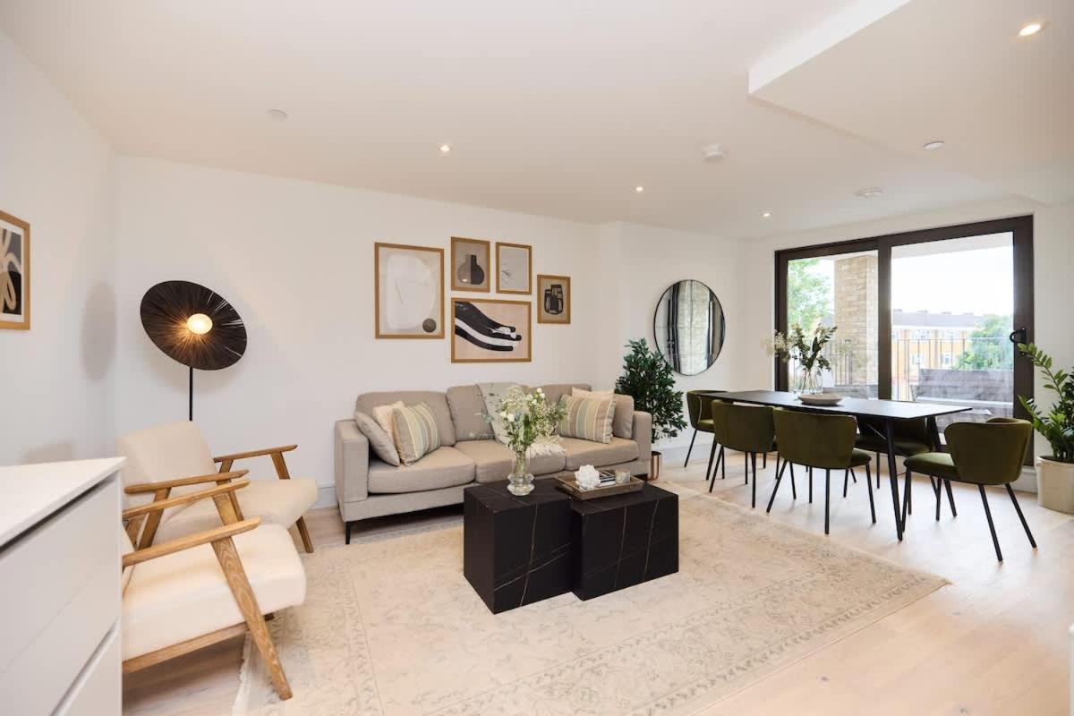 The South Wimbledon Escape - Lovely 3bdr With Balcony Apartment