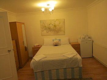 Wellington Road Apartment London