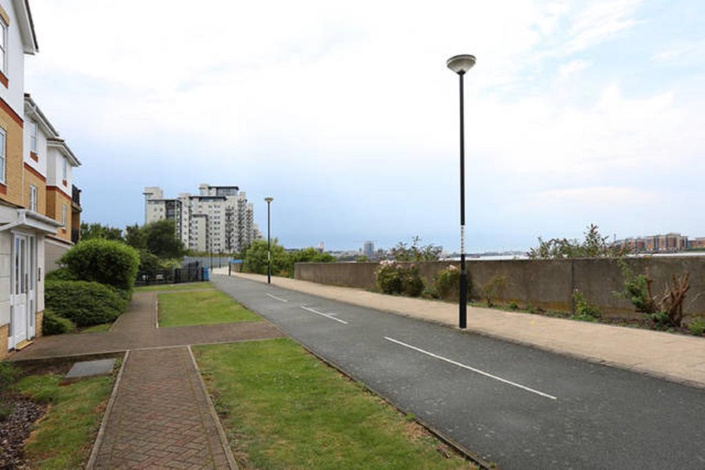 Quiet Riverside Apartment London