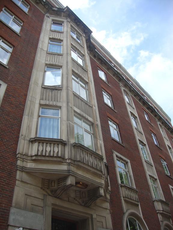 College Hall / University Of Apartment *