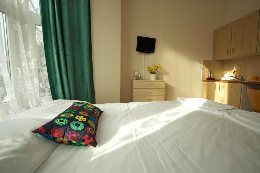 Gloucester Hotel London