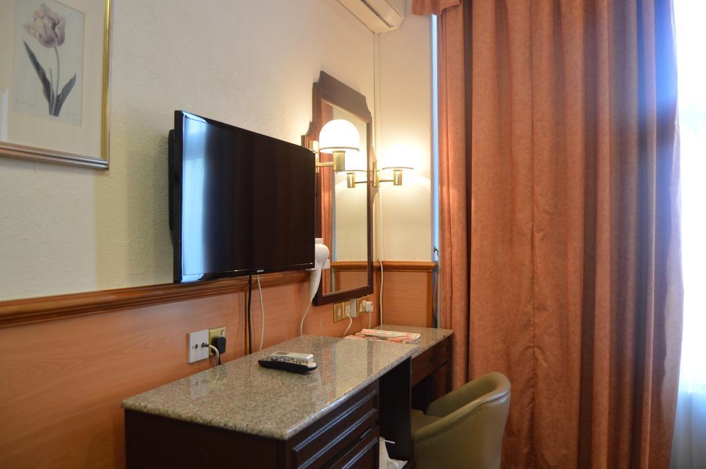 Holiday Villa Hotel