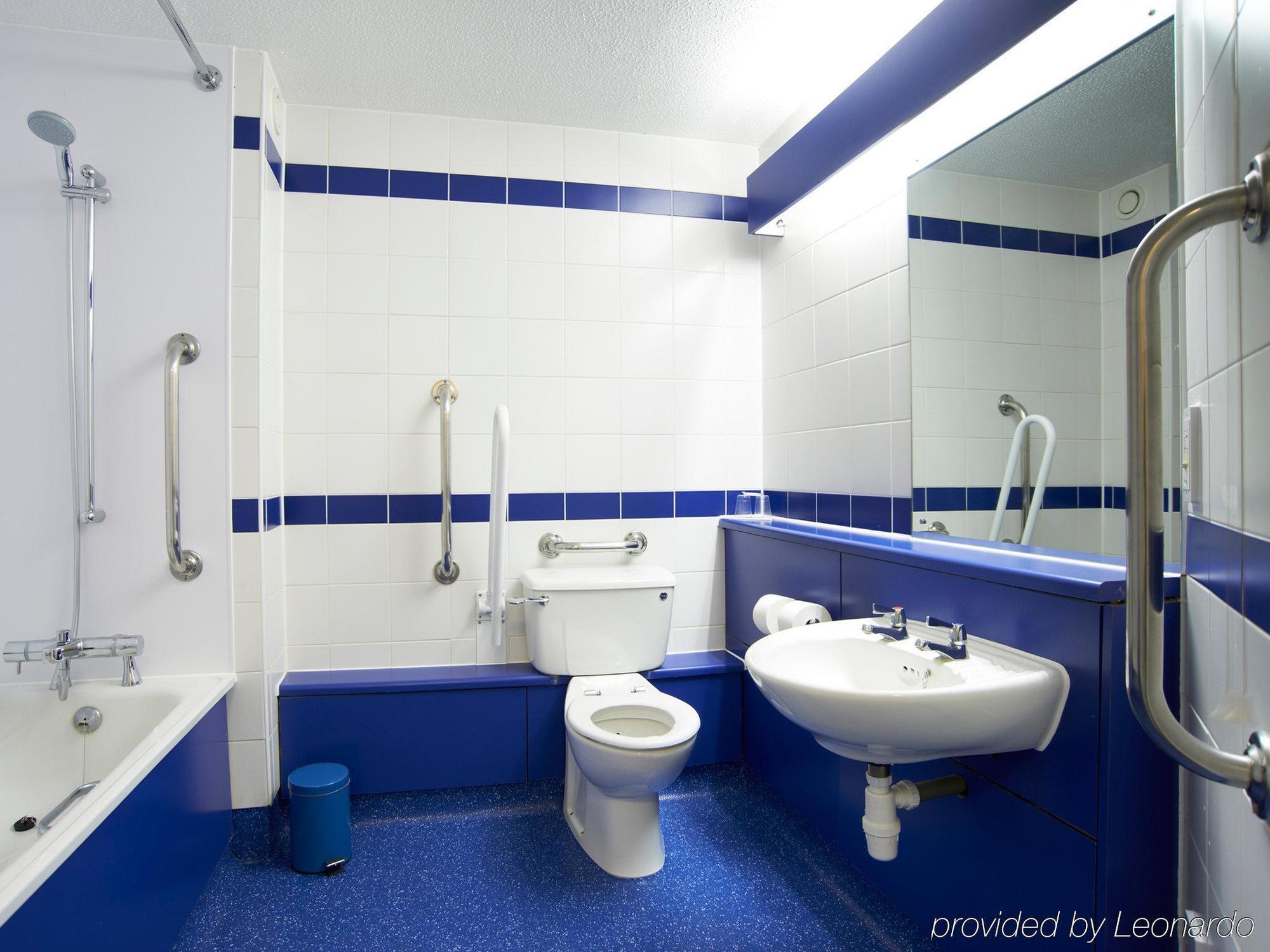 Travelodge Airport Hotel 3*