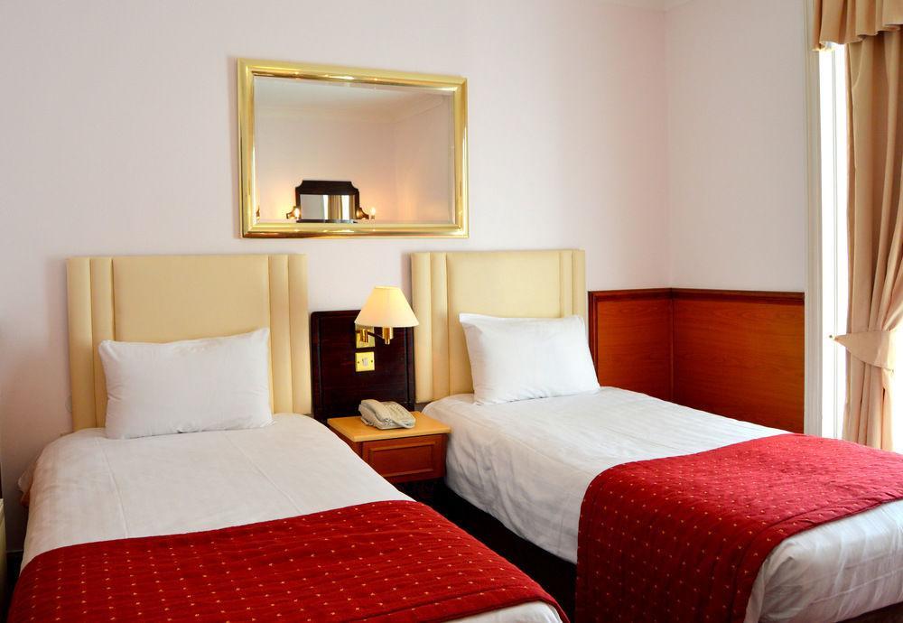 Holiday Villa Hotel Hotel
