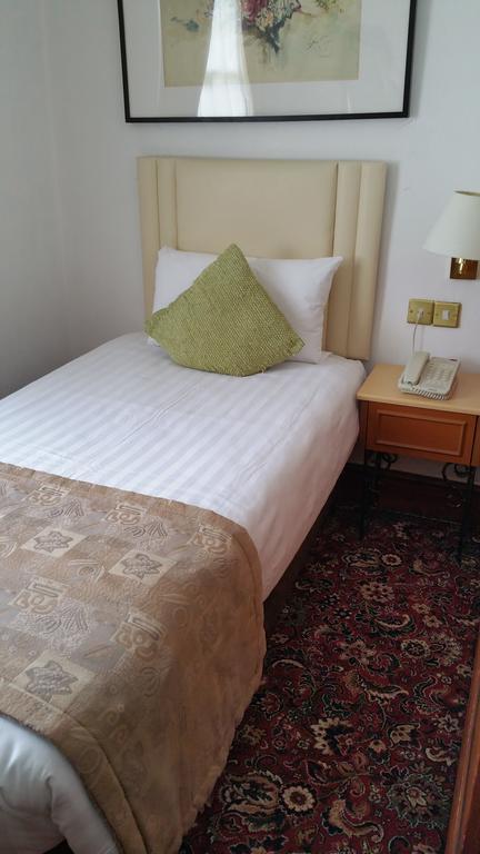 Holiday Villa Hotel 3*