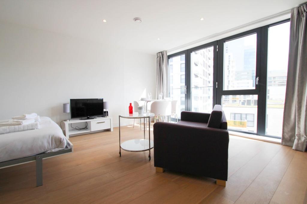 Aldgate East Studio Apartment *