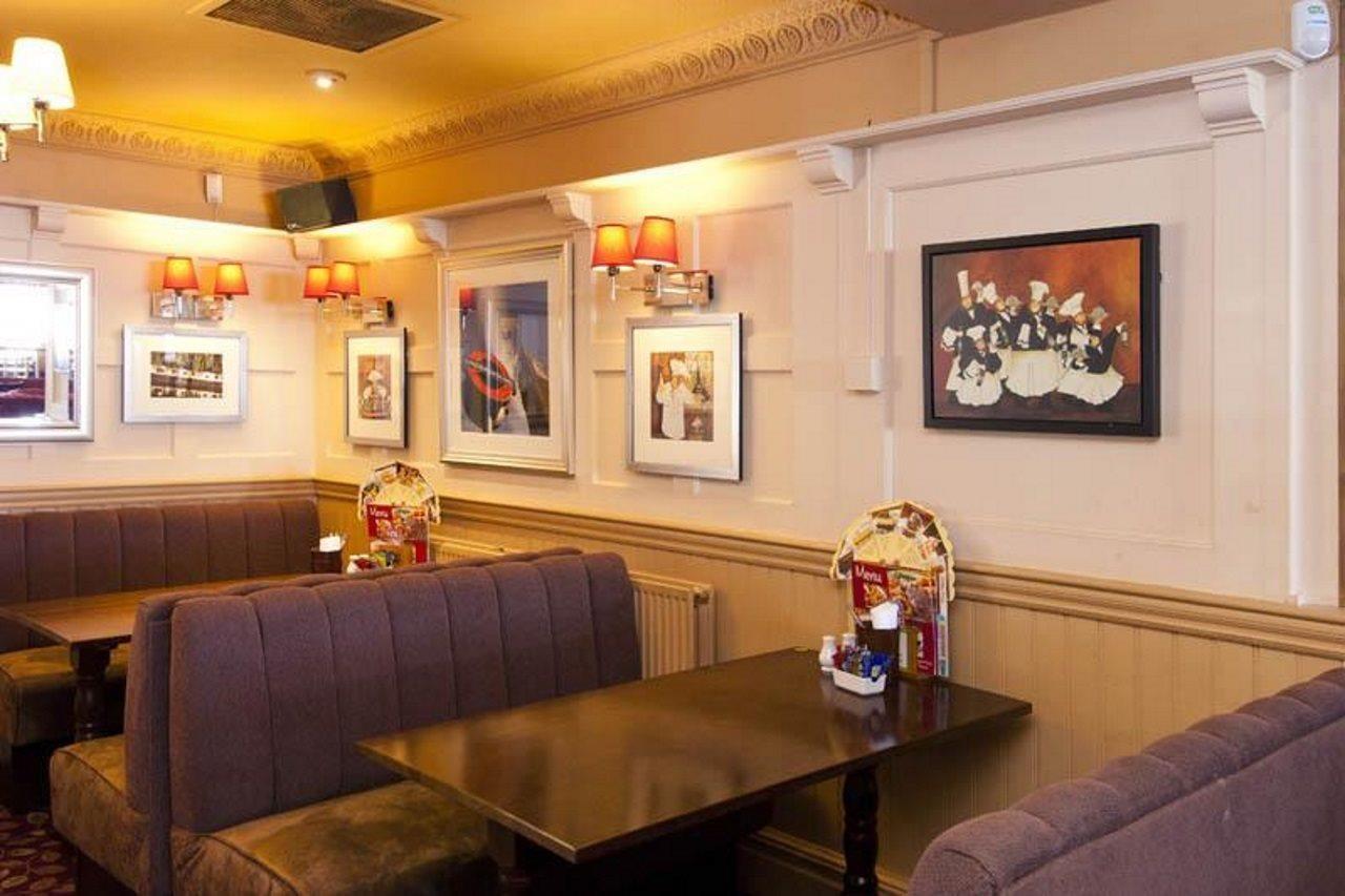 Premier Greenford Hotel 3*