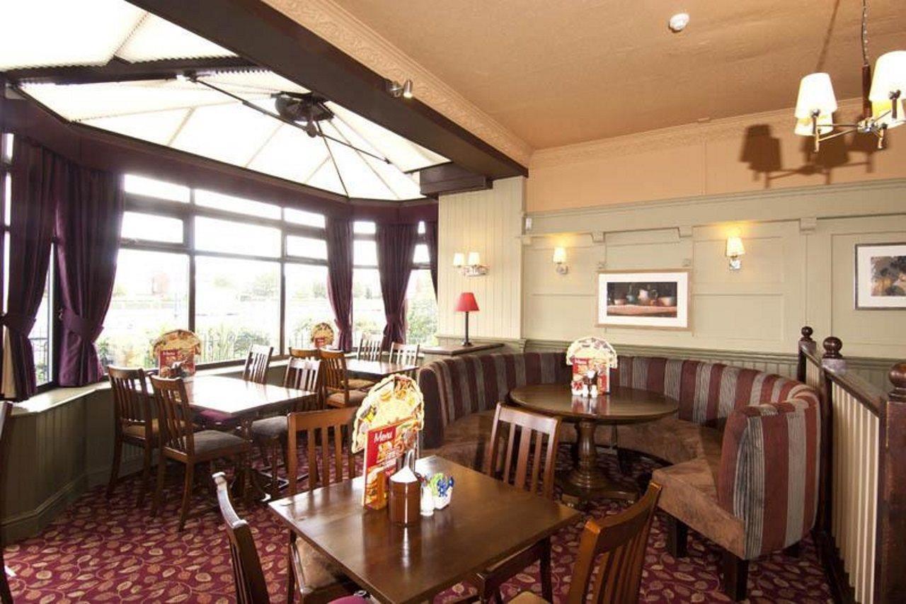 Premier Greenford Hotel 3*