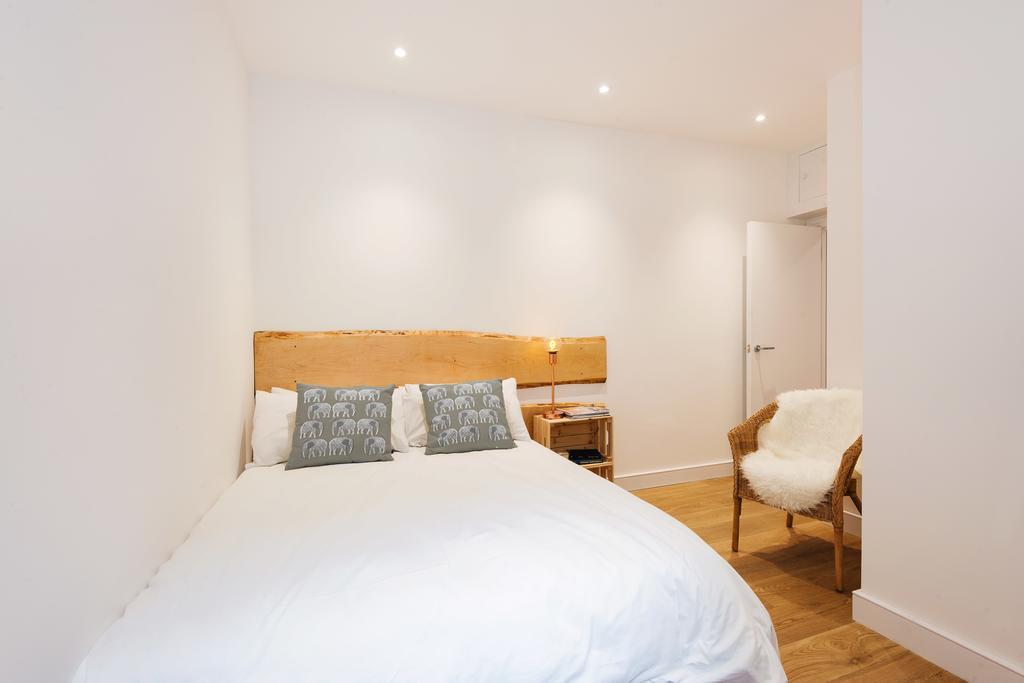 The Barons Court Lodge * London