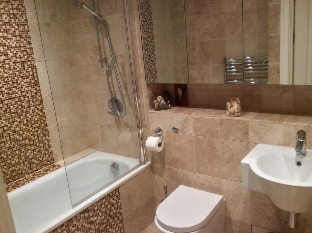 Chelsea Bridge Wharf Apartment *
