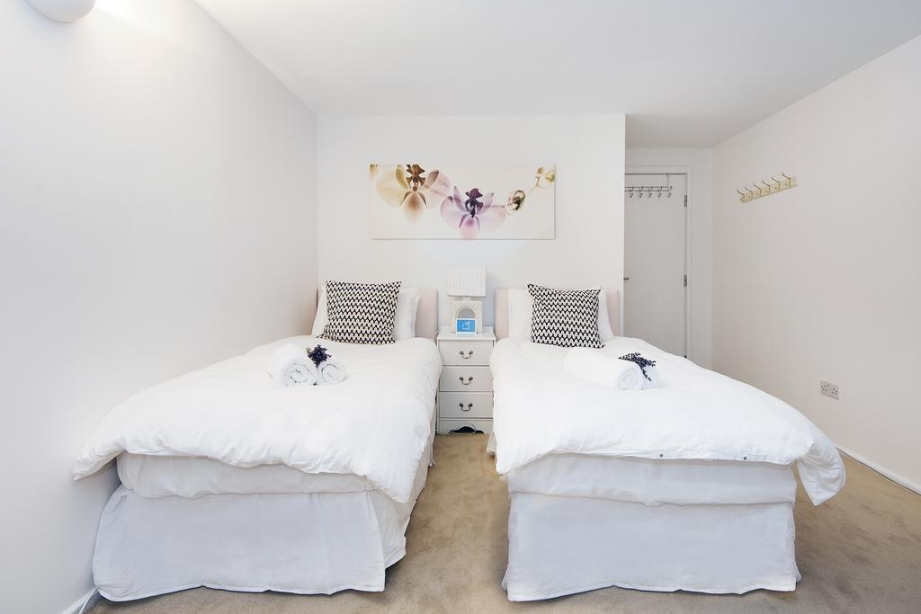 Point West Apartment London