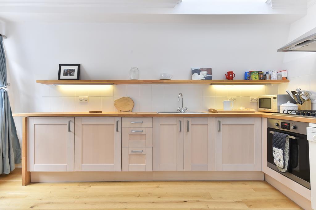 Apartment Charming Flat Near Earl's Court Station, 4 Guests London
