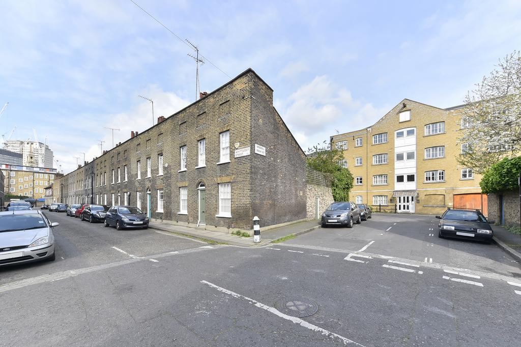 Cozy With Parking & Patio London