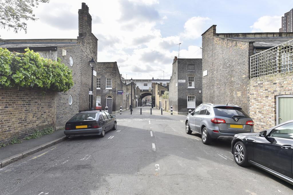 Cozy With Parking & Patio Apartment London