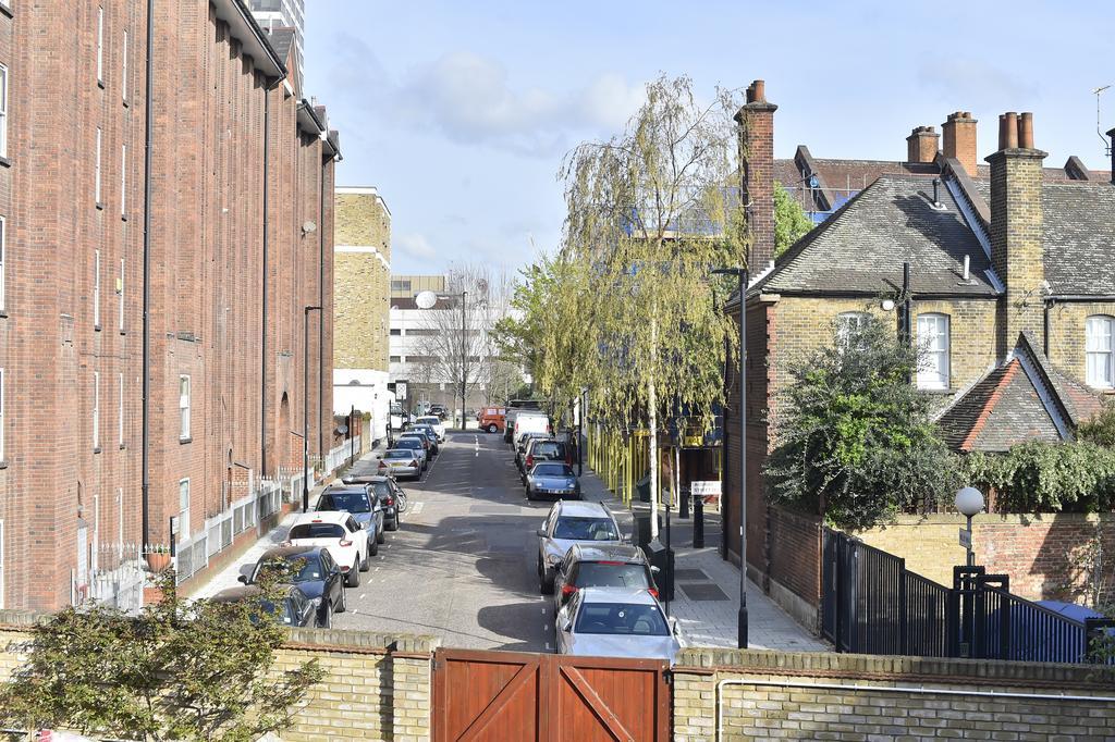 Cozy With Parking & Patio * London