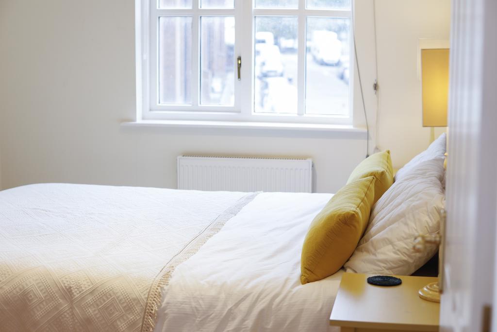 Cozy With Parking & Patio Apartment London