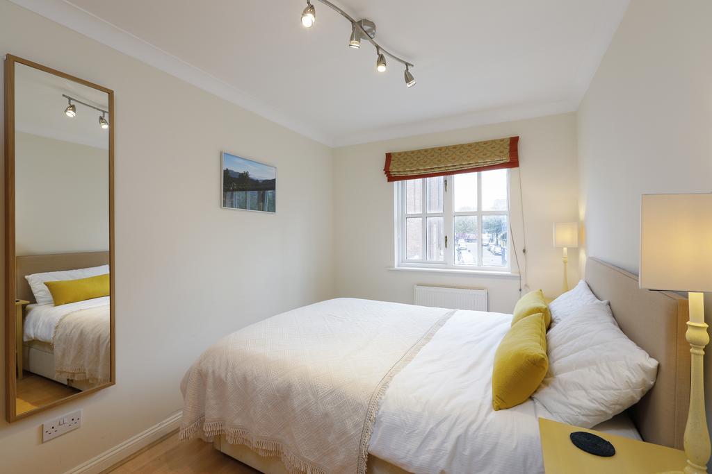 Apartment Cozy With Parking & Patio London