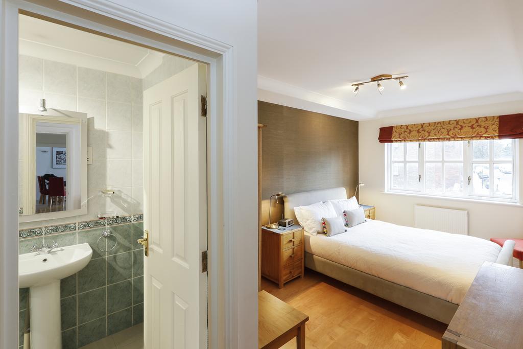 Cozy With Parking & Patio Apartment London