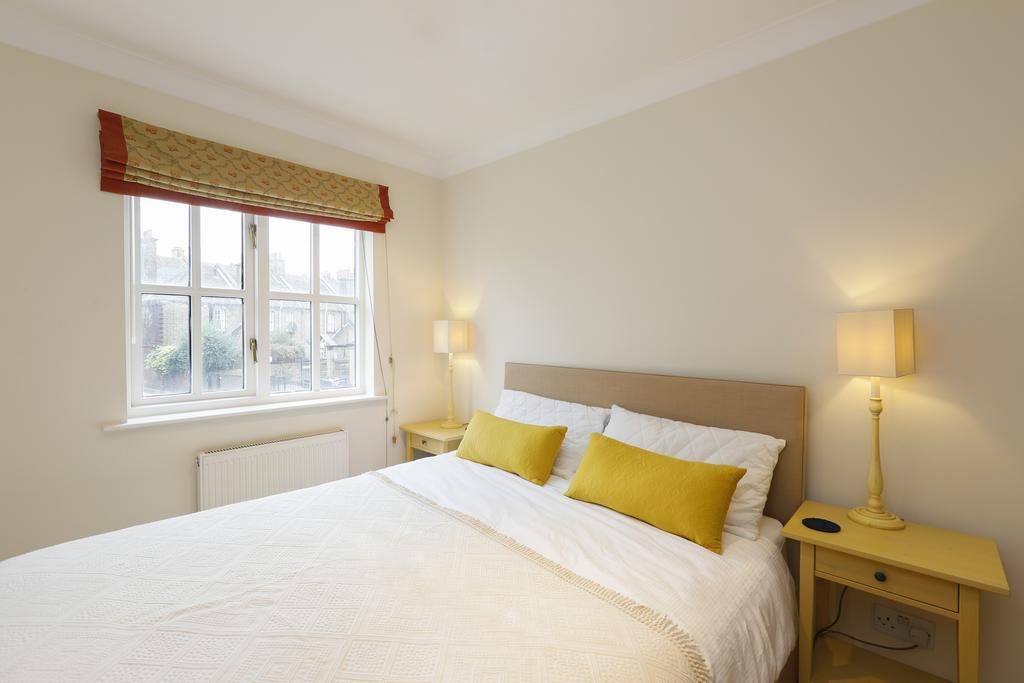Cozy With Parking & Patio London