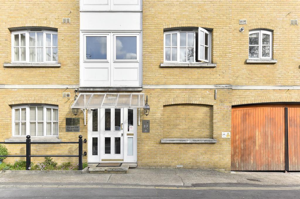 Cozy With Parking & Patio London