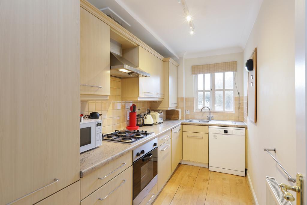 Cozy With Parking & Patio London