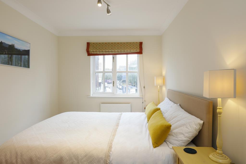 Cozy With Parking & Patio London