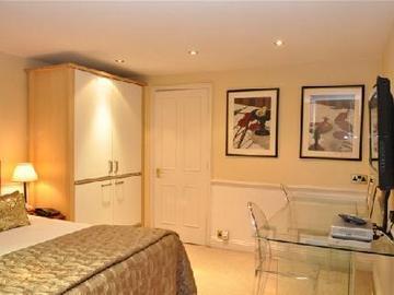 Collingham Serviced Aparthotel 4*