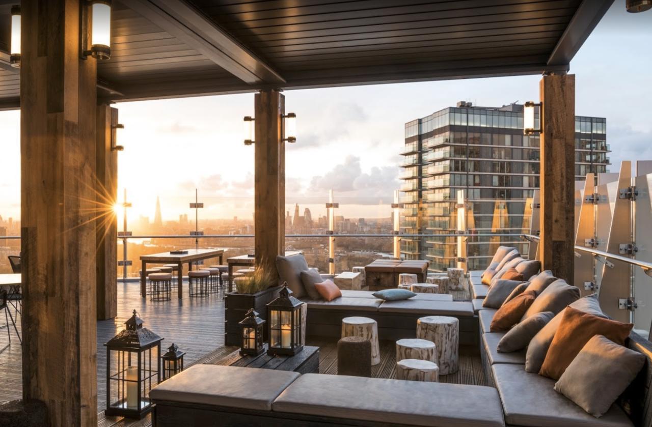 Dockside Walk - Canary Wharf *